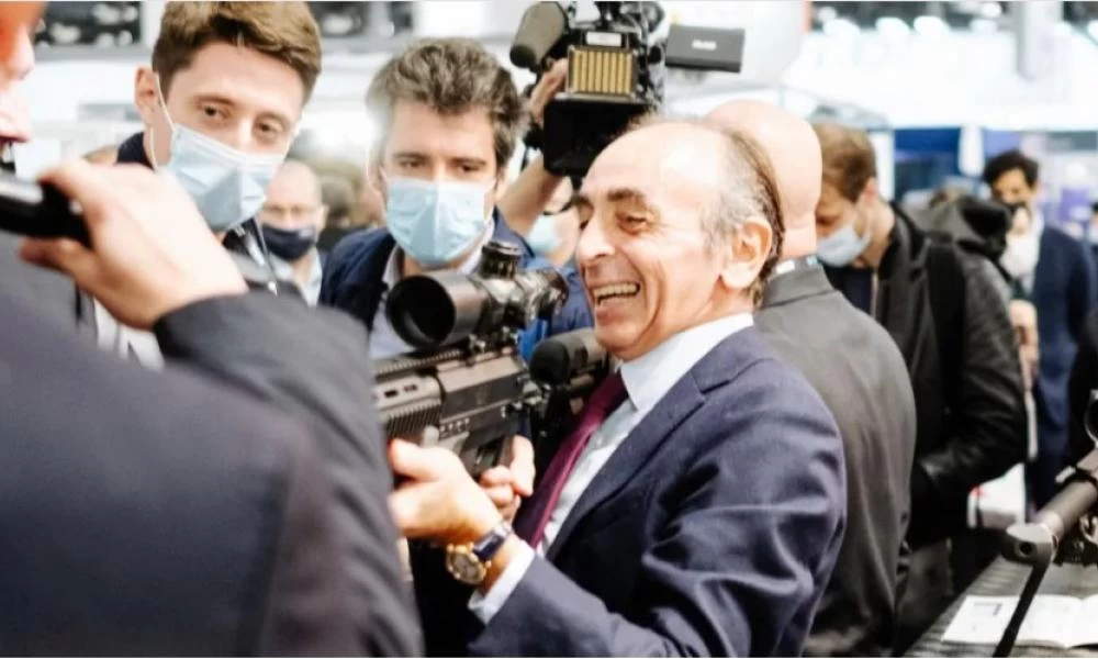 Γαλλία: Ίσως να ήθελε να το κάνει πραγματικά αλλά έκανε πλάκα - Ο ακροδεξιός Ζεμούρ σημάδεψε με οπλοπολυβόλο δημοσιογράφους